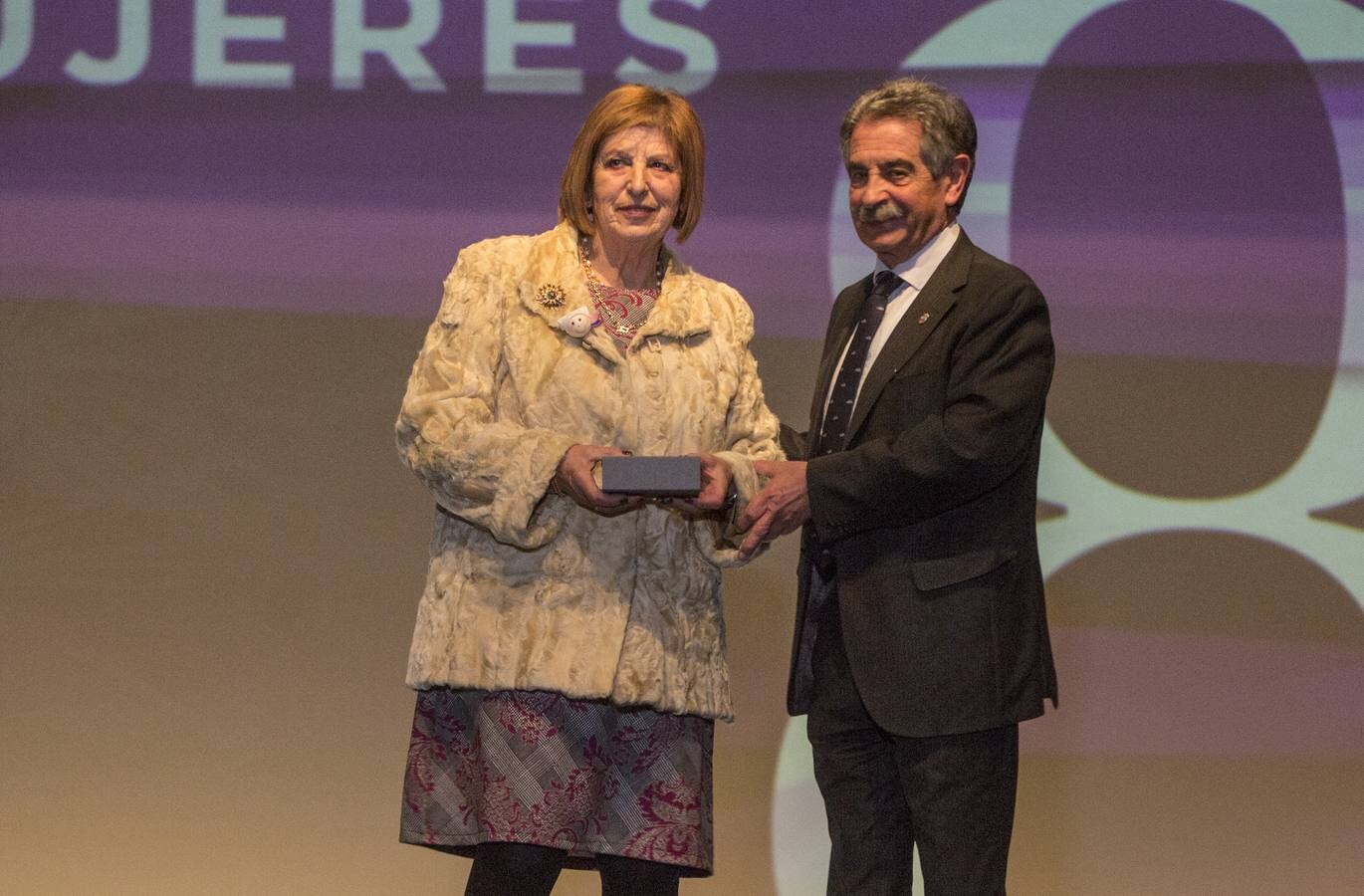 Revilla y Díaz Tezanos han participado en el acto central por el Día Internacional de la Mujer organizado por el Gobierno regiona en el Palacio de Festivales que, ha incluido actuaciones teatrales, de danza contemporánea, monólogos y vídeos conmemorativos.