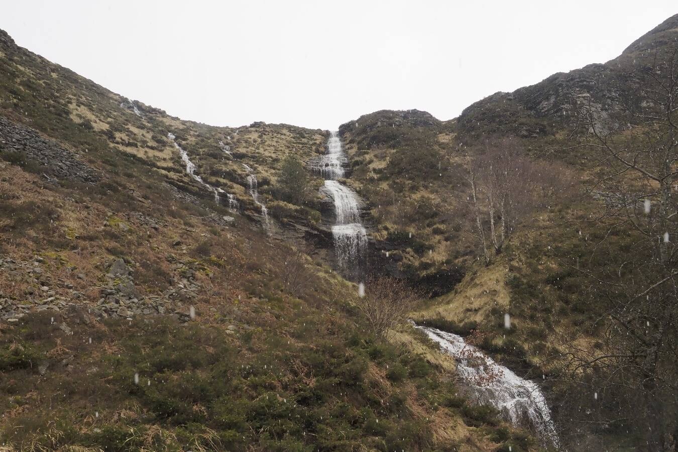 Los temporales de invierno han transformado los valles pasiegos, que han recuperado el vivo verde que los caracteriza, y en los que la nieve todavía mantiene cerrado el puerto de Lunada. 