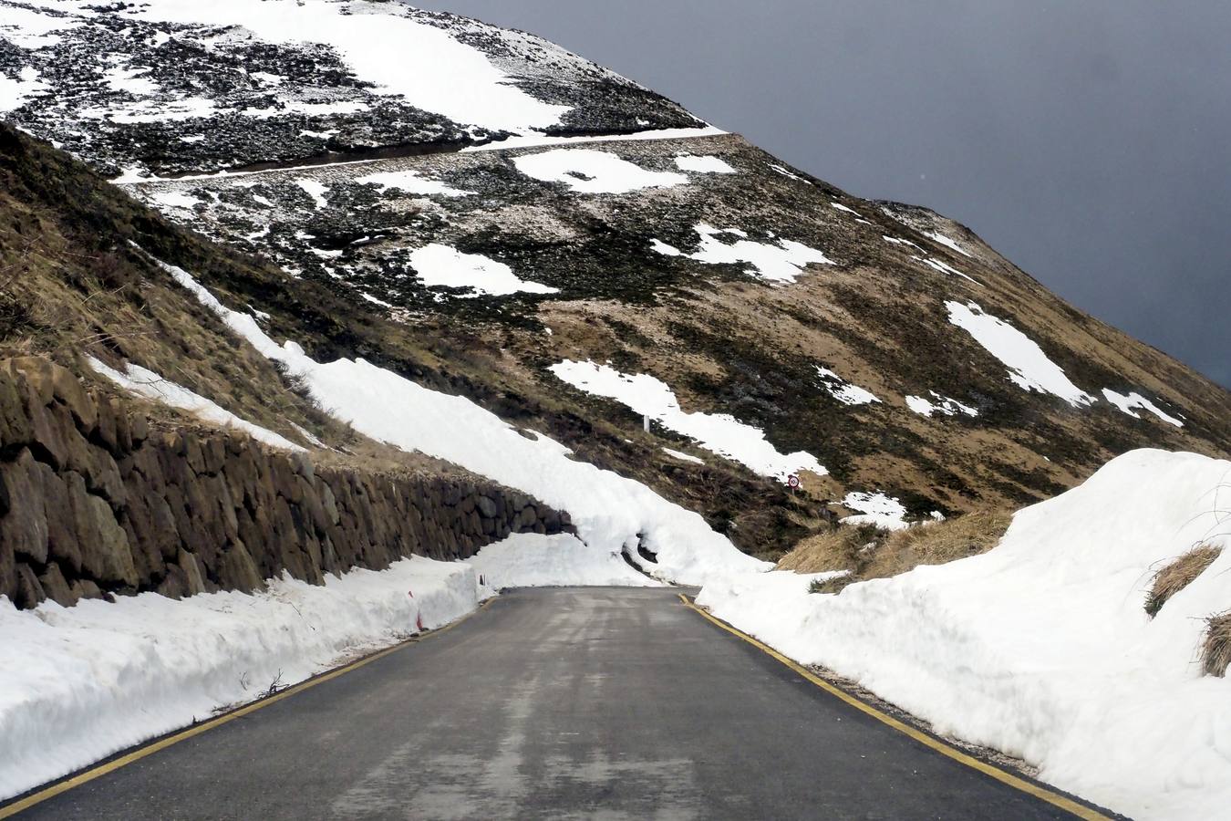 Los temporales de invierno han transformado los valles pasiegos, que han recuperado el vivo verde que los caracteriza, y en los que la nieve todavía mantiene cerrado el puerto de Lunada. 