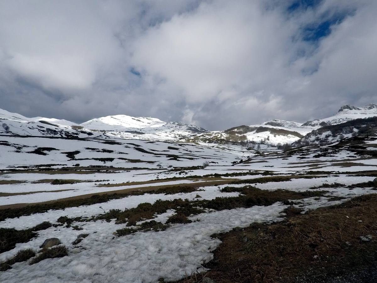 Los temporales de invierno han transformado los valles pasiegos, que han recuperado el vivo verde que los caracteriza, y en los que la nieve todavía mantiene cerrado el puerto de Lunada. 
