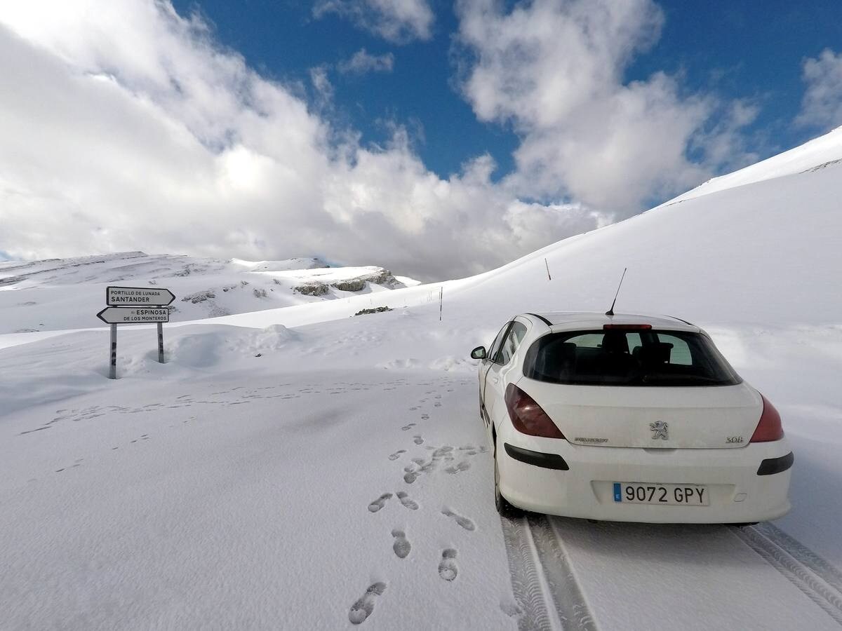 Los temporales de invierno han transformado los valles pasiegos, que han recuperado el vivo verde que los caracteriza, y en los que la nieve todavía mantiene cerrado el puerto de Lunada. 