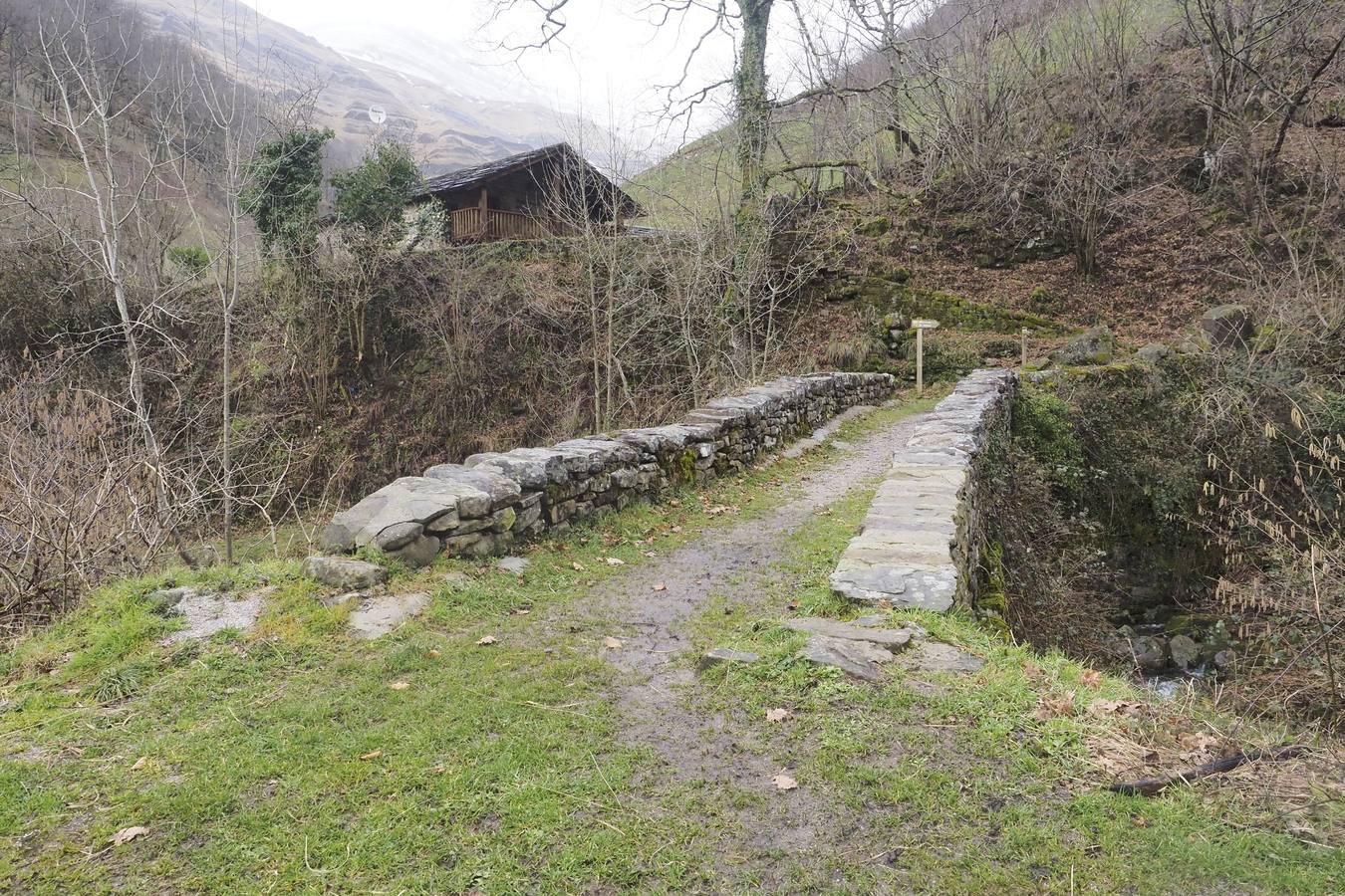 Los temporales de invierno han transformado los valles pasiegos, que han recuperado el vivo verde que los caracteriza, y en los que la nieve todavía mantiene cerrado el puerto de Lunada. 