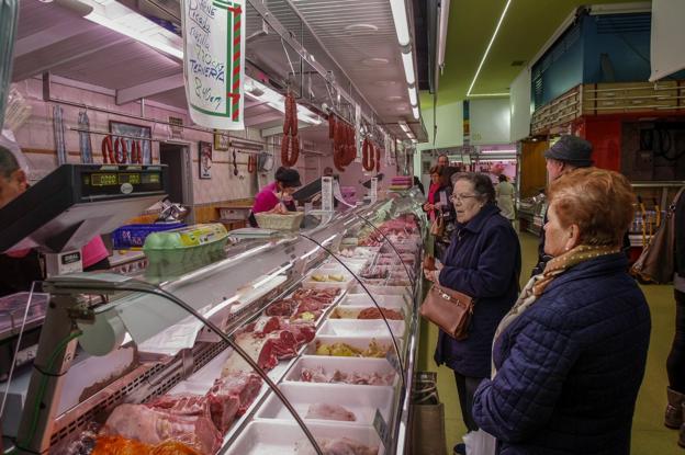 Varios clientes compran en los puestos de alimentación de la Plaza, que luce nueva imagen después de la reforma