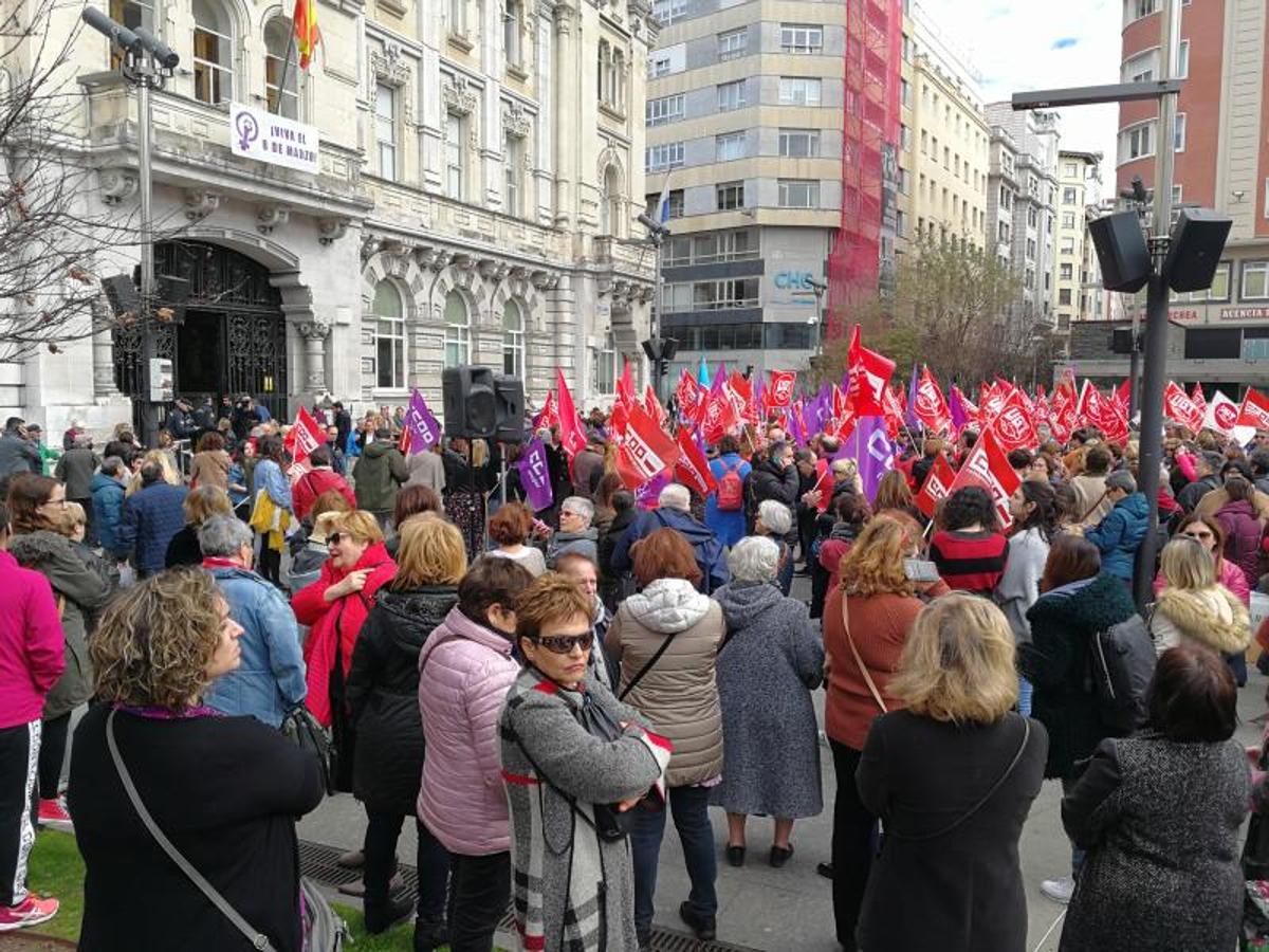 Concentración en la plaza del Ayuntamiento de Santander.