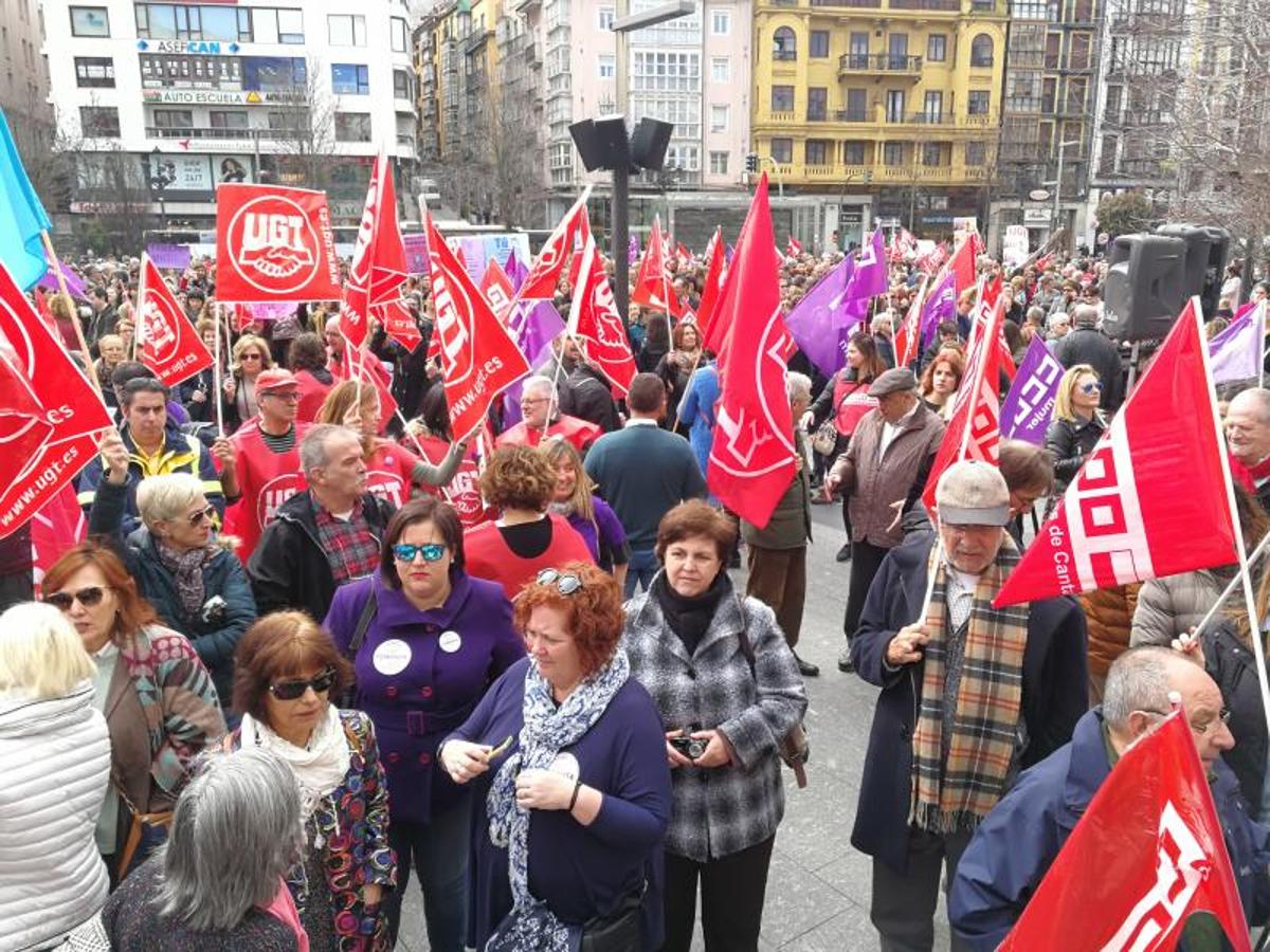 Concentración en la plaza del Ayuntamiento de Santander.