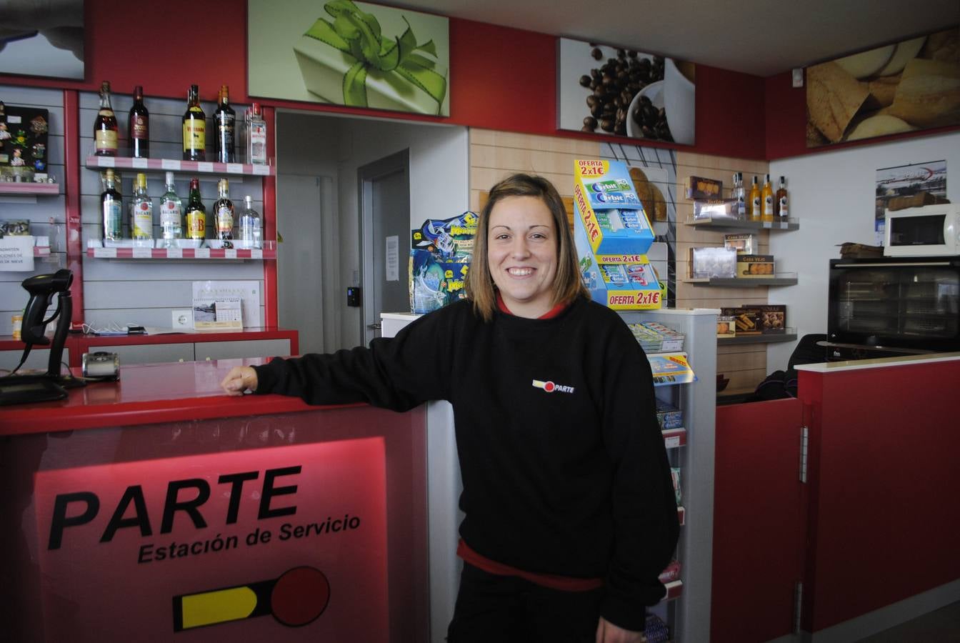 Elena González Ruiz. Gasolinera. «Antes prácticamente no había mujeres en este tipo de trabajos». 