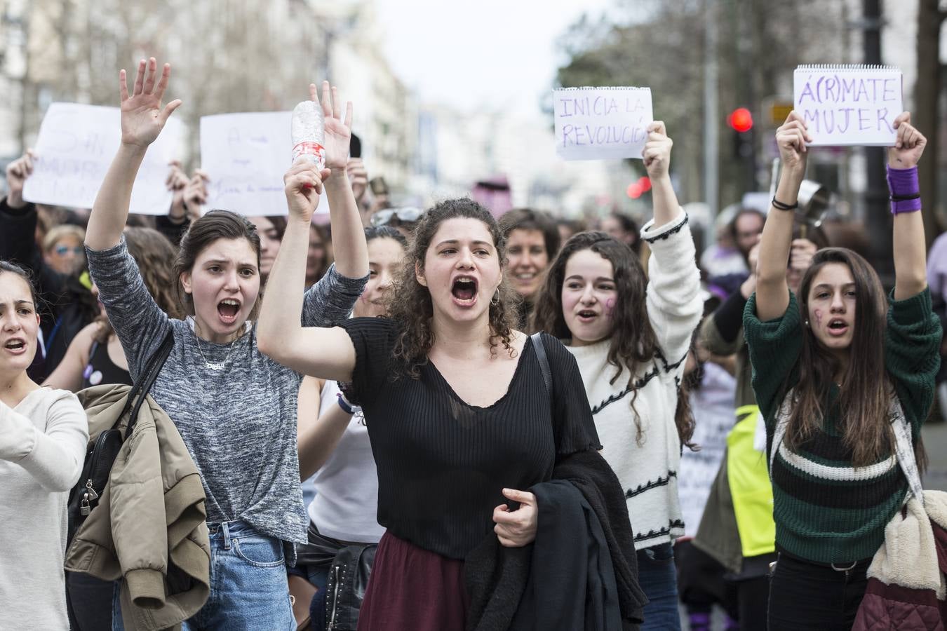 La manifestación que ha recorrido el centro de Santander al mediodía.