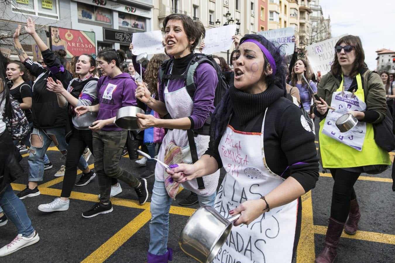 La manifestación que ha recorrido el centro de Santander al mediodía.