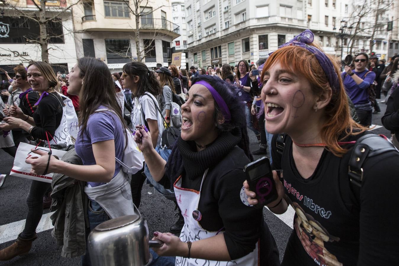 La manifestación que ha recorrido el centro de Santander al mediodía.