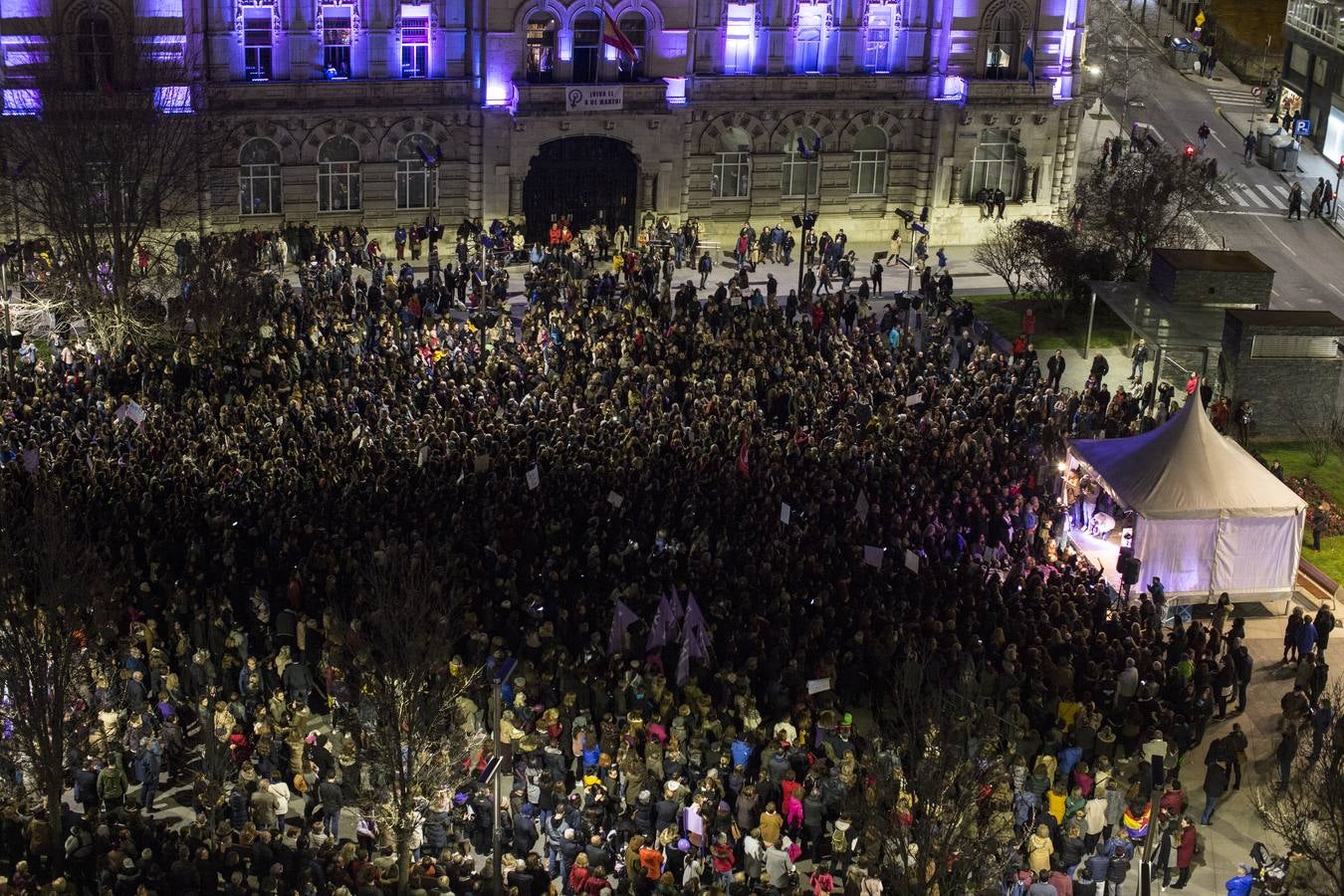 22.000 personas salieron a la calle en la capital para reivindicar los derechos de las mujeres en una movilización histórica en la ciudad