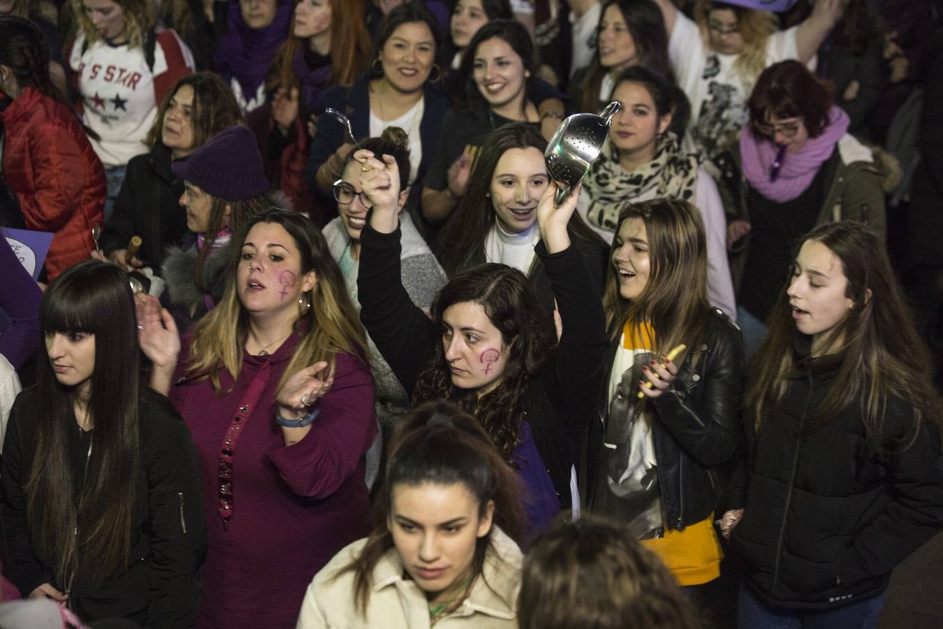 22.000 personas salieron a la calle en la capital para reivindicar los derechos de las mujeres en una movilización histórica en la ciudad