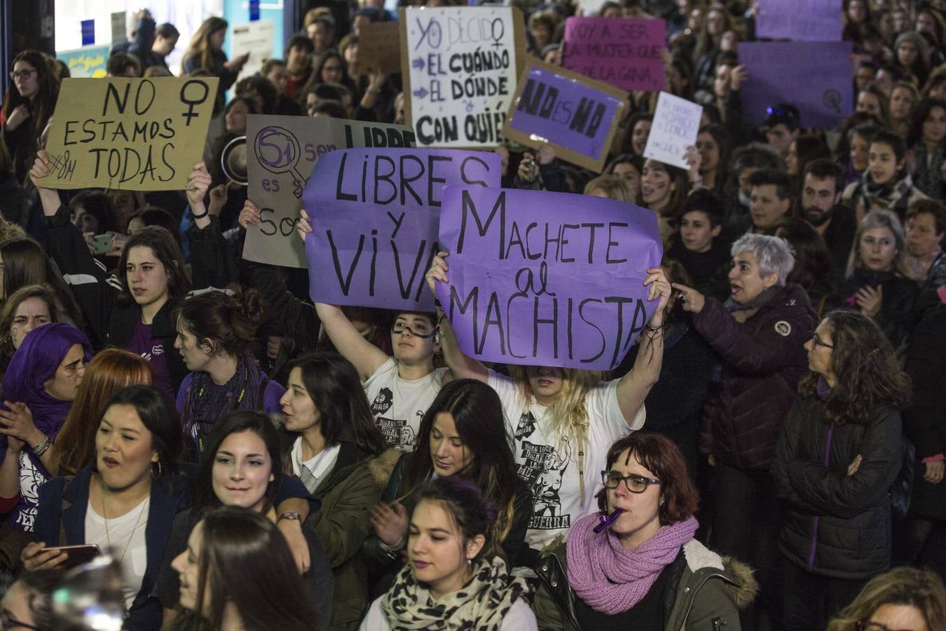 22.000 personas salieron a la calle en la capital para reivindicar los derechos de las mujeres en una movilización histórica en la ciudad