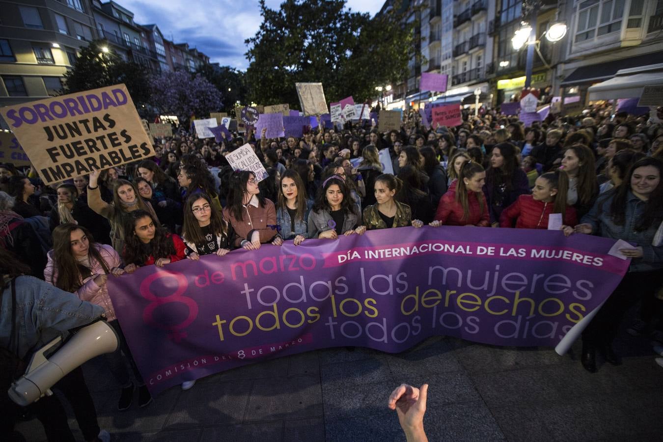 22.000 personas salieron a la calle en la capital para reivindicar los derechos de las mujeres en una movilización histórica en la ciudad