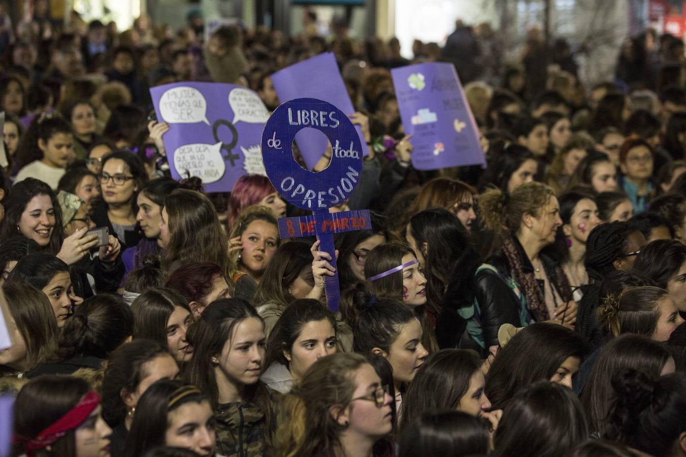 22.000 personas salieron a la calle en la capital para reivindicar los derechos de las mujeres en una movilización histórica en la ciudad