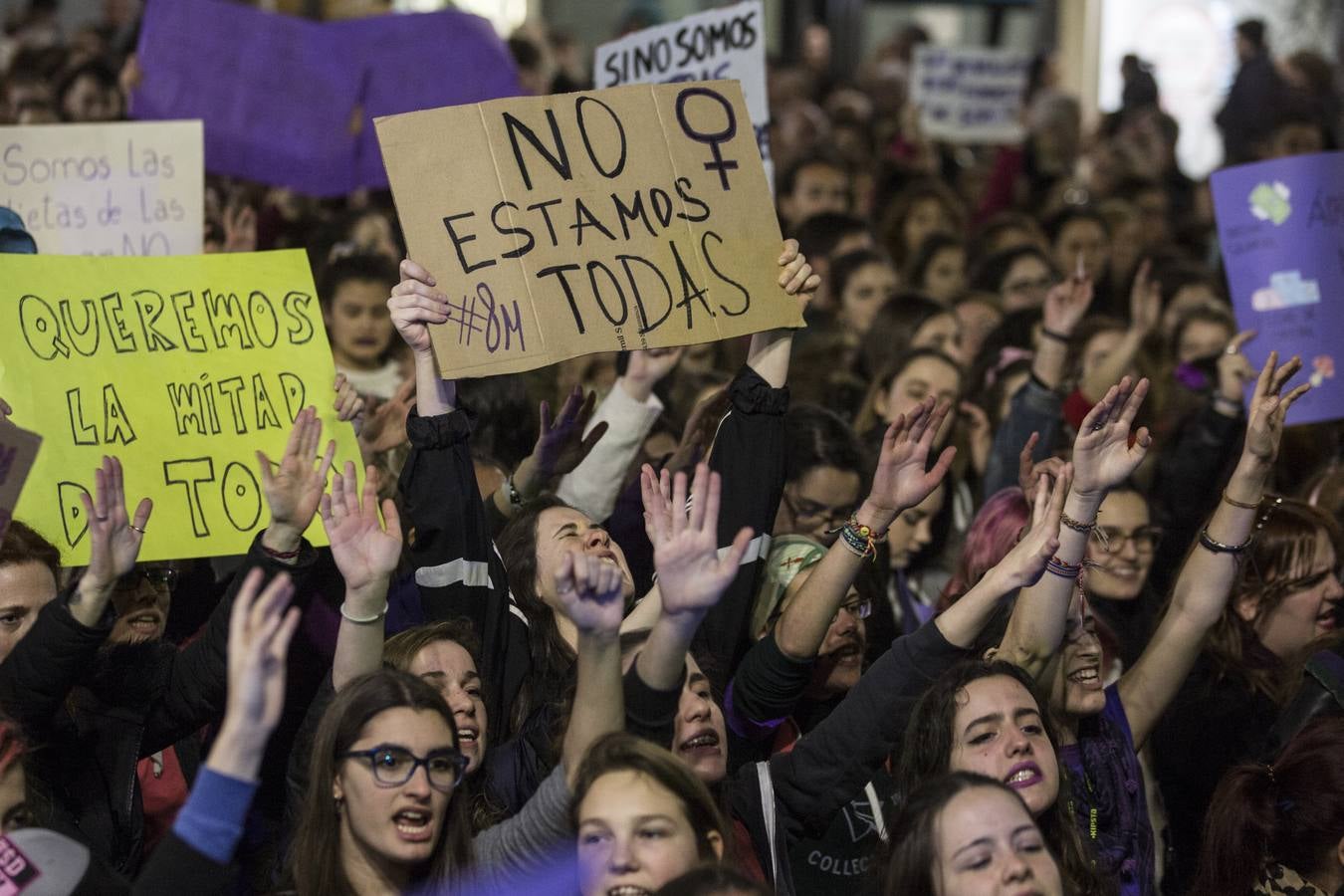 22.000 personas salieron a la calle en la capital para reivindicar los derechos de las mujeres en una movilización histórica en la ciudad