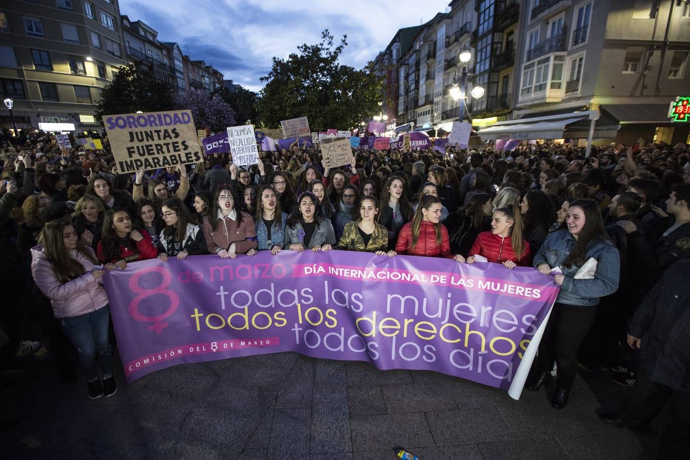 22.000 personas salieron a la calle en la capital para reivindicar los derechos de las mujeres en una movilización histórica en la ciudad