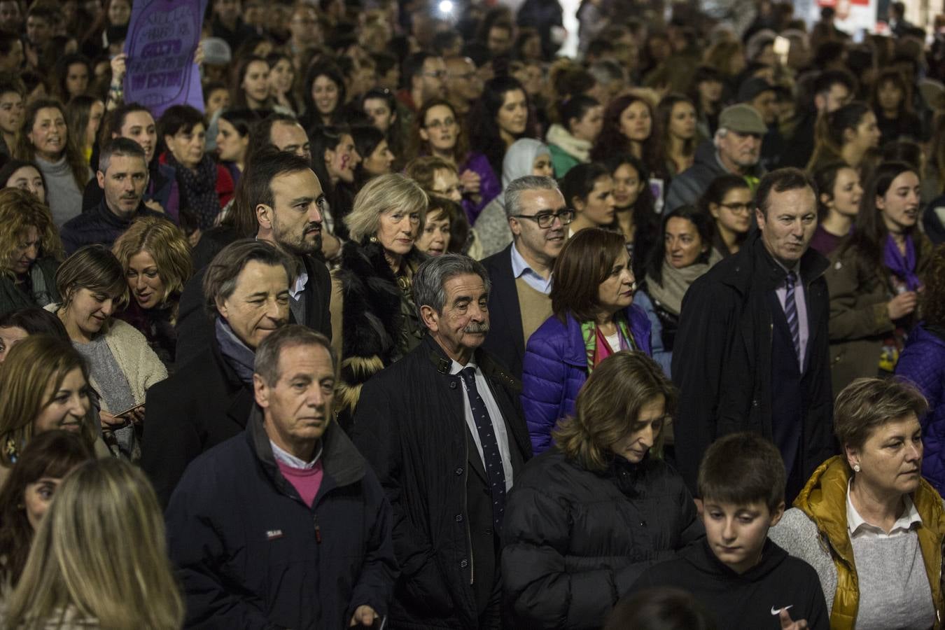 22.000 personas salieron a la calle en la capital para reivindicar los derechos de las mujeres en una movilización histórica en la ciudad