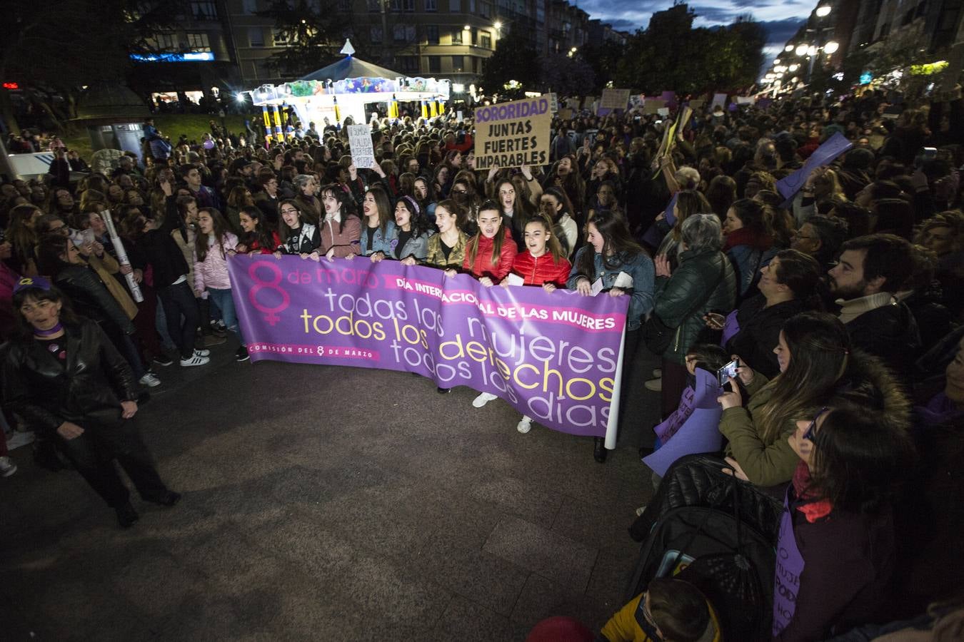 22.000 personas salieron a la calle en la capital para reivindicar los derechos de las mujeres en una movilización histórica en la ciudad