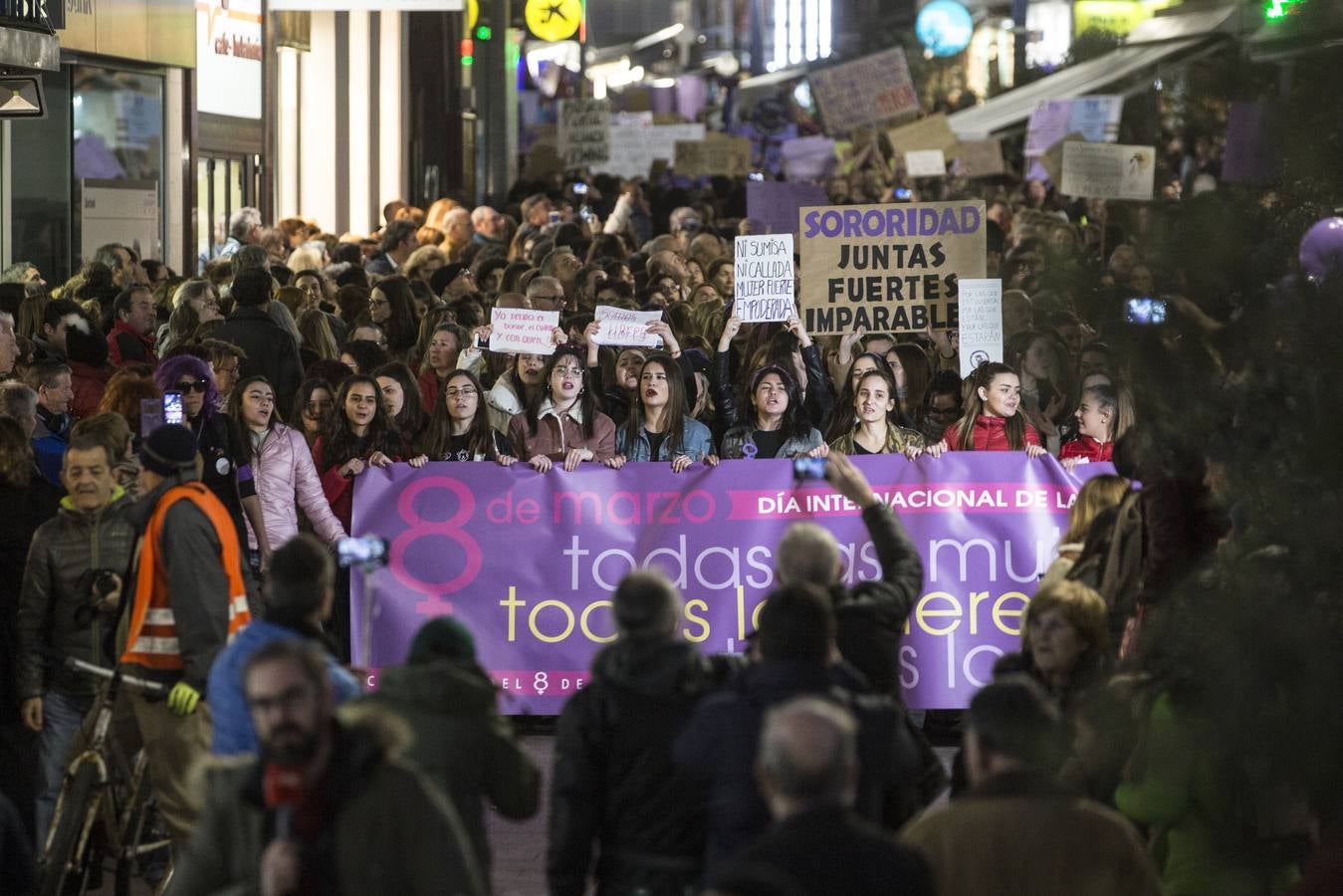 22.000 personas salieron a la calle en la capital para reivindicar los derechos de las mujeres en una movilización histórica en la ciudad