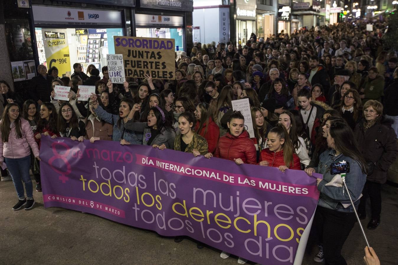 22.000 personas salieron a la calle en la capital para reivindicar los derechos de las mujeres en una movilización histórica en la ciudad