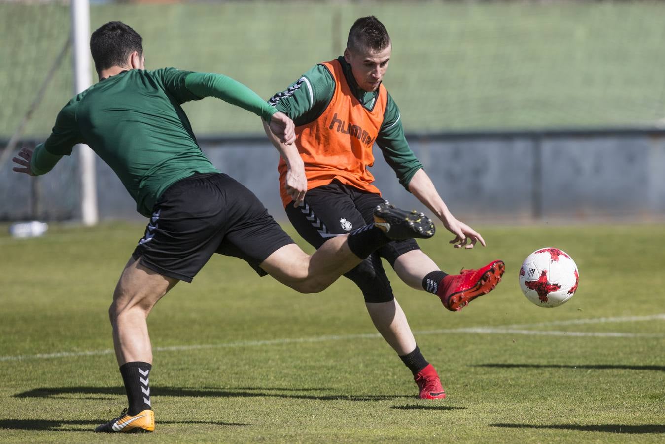 Fotos: Entrenamiento del Racing para preparar su visita a Barakaldo