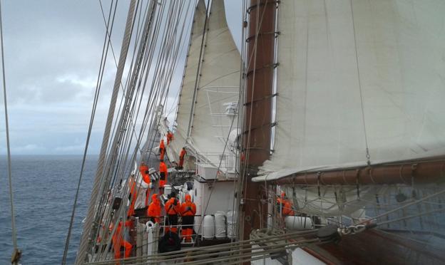 Tripulantes a bordo del Juan Sebastián de Elcano, buque escuela de la Armada Española, en su nueva travesía. 