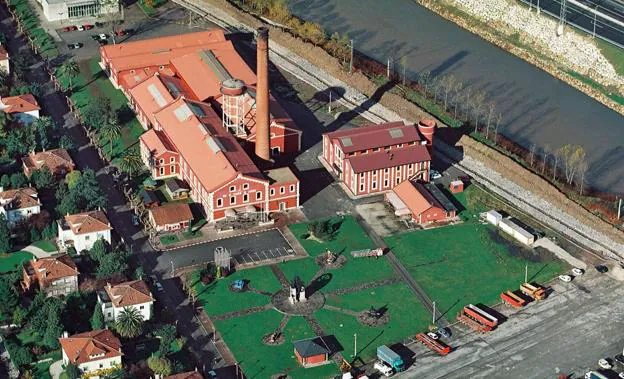 Vista aérea de las actuales instalaciones de La Lechera, con sus singulares torre y chimenea, aún en pie.