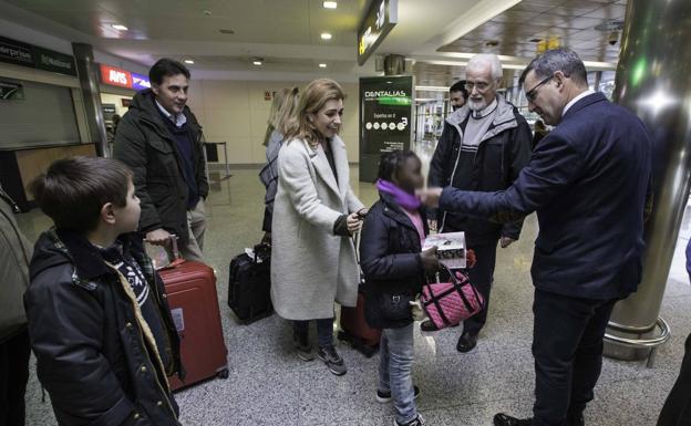 El gerente de Valdecilla, JulioPascual, recibe a Ramisa a su llegada al aeropuerto Seve Ballesteros, el 2 de marzo, donde le esperaba su familia de acogida. 