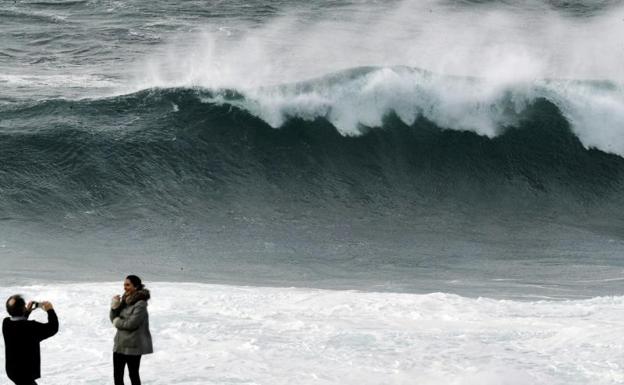 Olas gigantes en Muxía, La Coruña. 