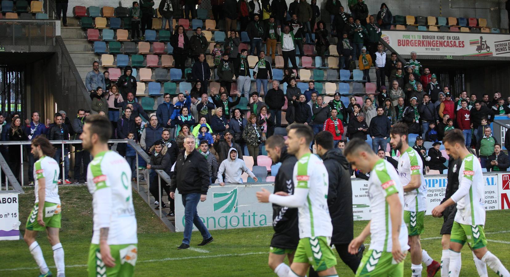 Fotos: El Racing se mete en un hoyo