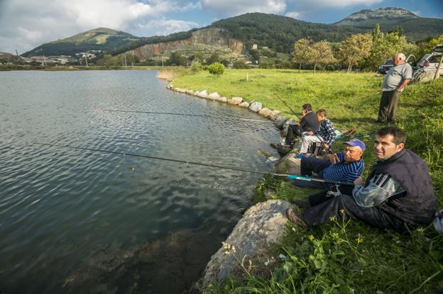 Un grupo de pescadores, en las marismas de Santoña. 