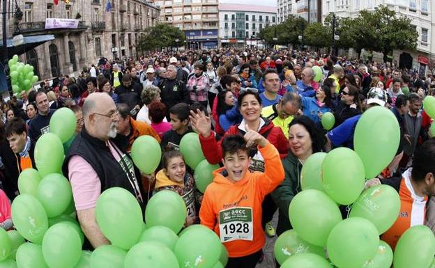 Los participantes en la Marcha Contra el Cáncer esperan en el Bulevar Demetrio Herrero antes de tomar la salida. 