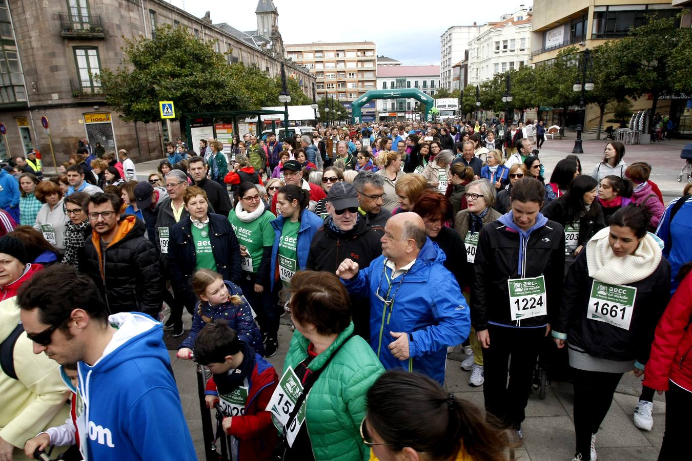 Con más de 2.500 dorsales repartidos, una gran marea humana de color verde recorrió esta mañana los seis kilómetros de la Marcha Contra el Cáncer por las calles de Torrelavega