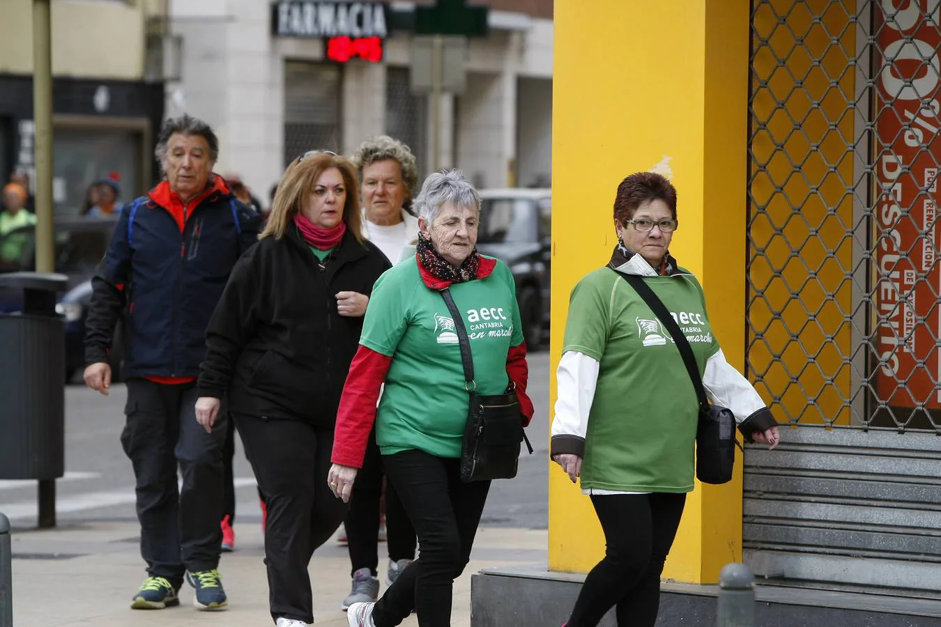 Con más de 2.500 dorsales repartidos, una gran marea humana de color verde recorrió esta mañana los seis kilómetros de la Marcha Contra el Cáncer por las calles de Torrelavega