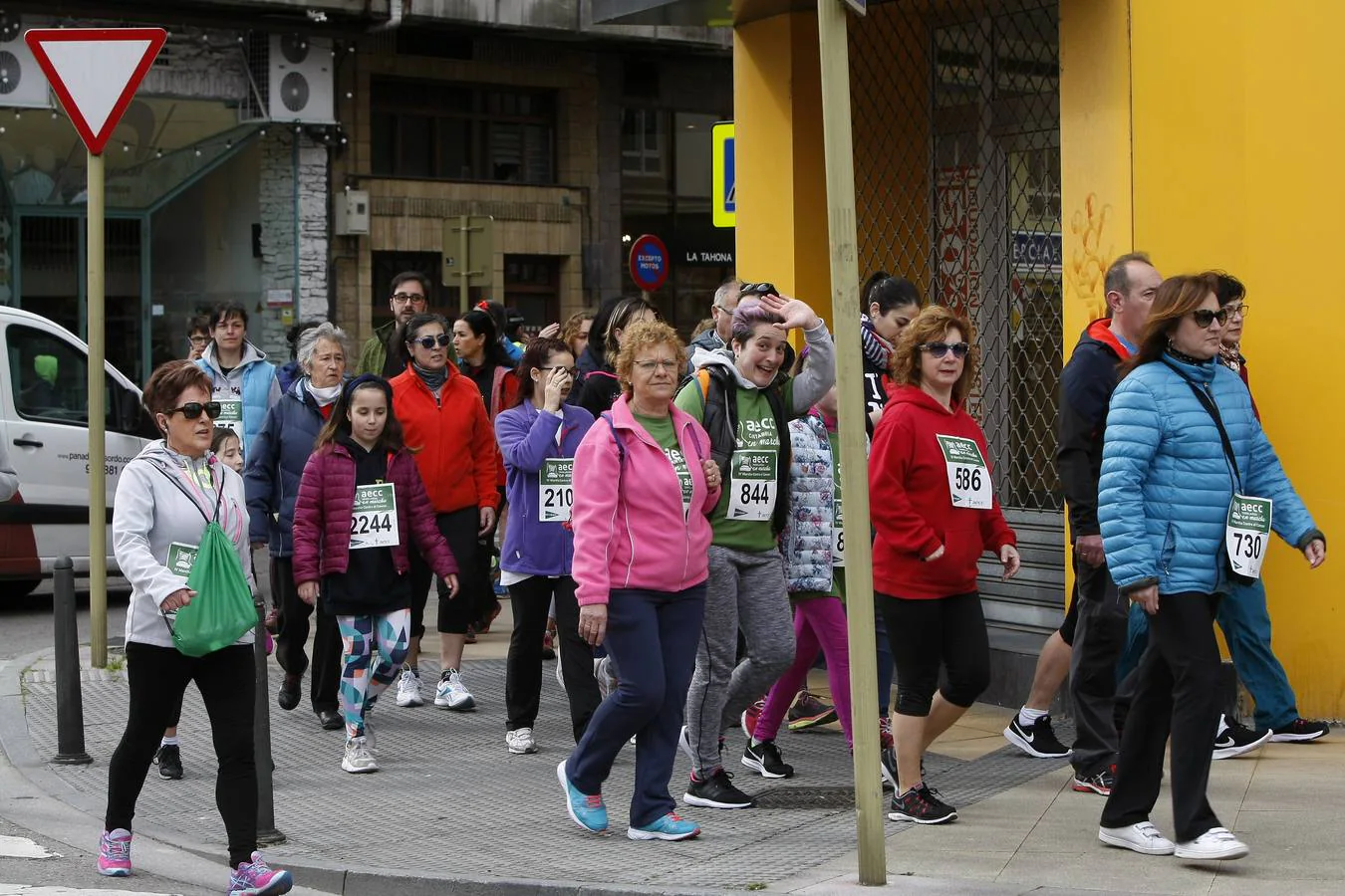 Con más de 2.500 dorsales repartidos, una gran marea humana de color verde recorrió esta mañana los seis kilómetros de la Marcha Contra el Cáncer por las calles de Torrelavega