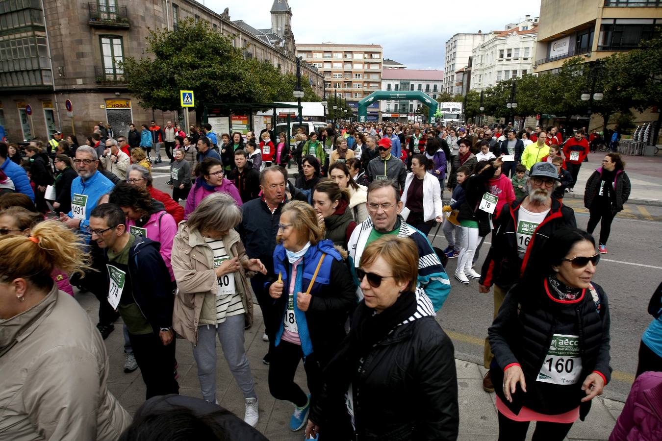 Con más de 2.500 dorsales repartidos, una gran marea humana de color verde recorrió esta mañana los seis kilómetros de la Marcha Contra el Cáncer por las calles de Torrelavega