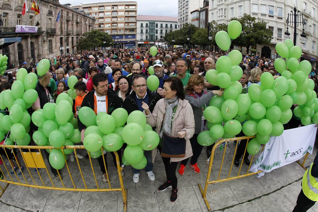 Con más de 2.500 dorsales repartidos, una gran marea humana de color verde recorrió esta mañana los seis kilómetros de la Marcha Contra el Cáncer por las calles de Torrelavega