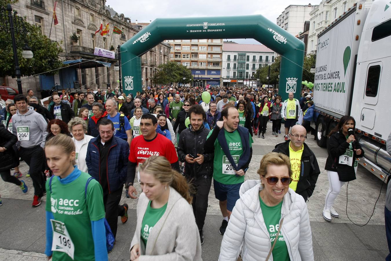 Con más de 2.500 dorsales repartidos, una gran marea humana de color verde recorrió esta mañana los seis kilómetros de la Marcha Contra el Cáncer por las calles de Torrelavega