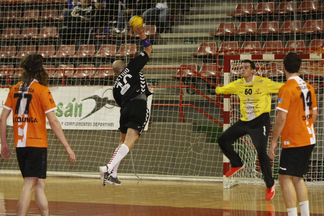 Fotos: Tablas entre Torrelavega (26-26) el derbi del balonmano cántabro