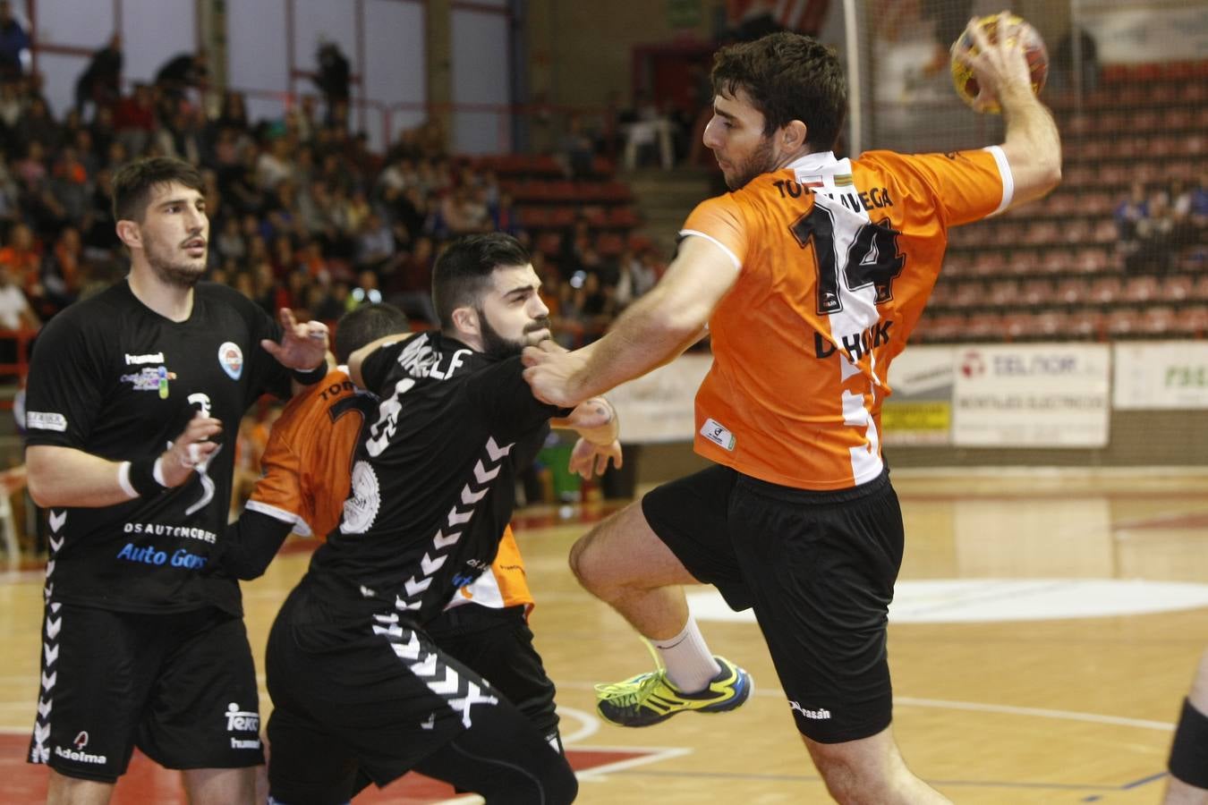 Fotos: Tablas entre Torrelavega (26-26) el derbi del balonmano cántabro