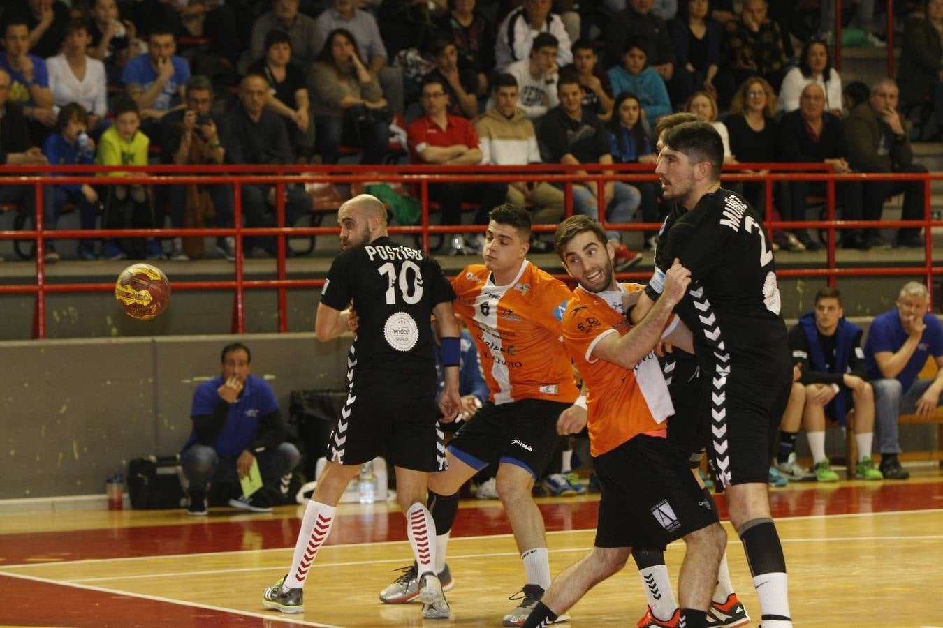 Fotos: Tablas entre Torrelavega (26-26) el derbi del balonmano cántabro