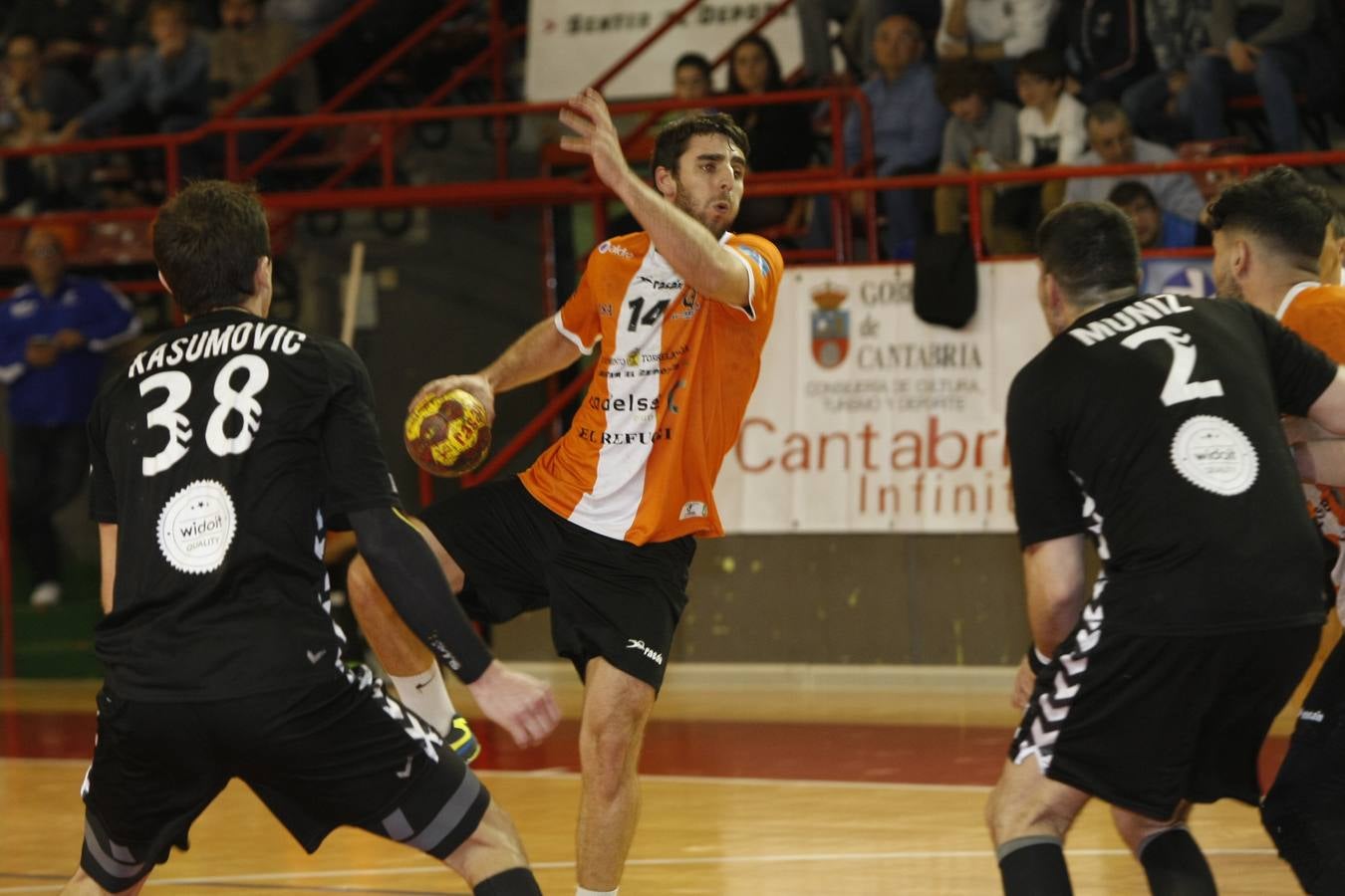 Fotos: Tablas entre Torrelavega (26-26) el derbi del balonmano cántabro