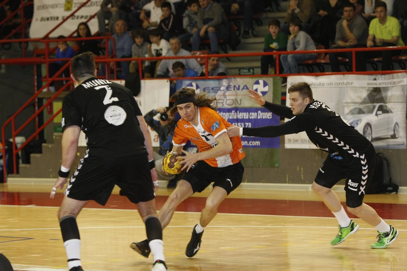 Fotos: Tablas entre Torrelavega (26-26) el derbi del balonmano cántabro