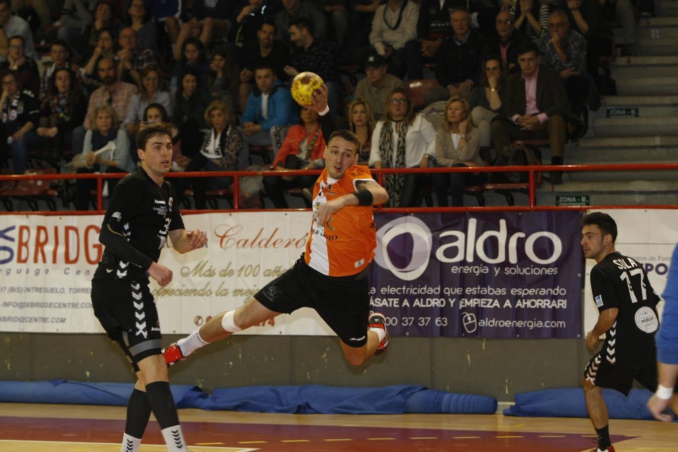 Fotos: Tablas entre Torrelavega (26-26) el derbi del balonmano cántabro