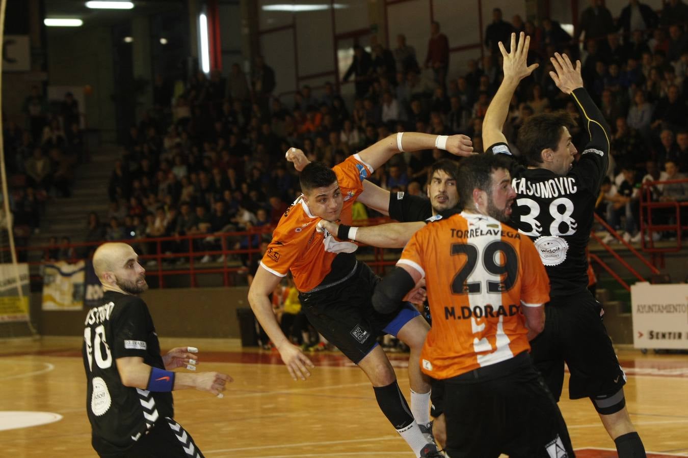 Fotos: Tablas entre Torrelavega (26-26) el derbi del balonmano cántabro