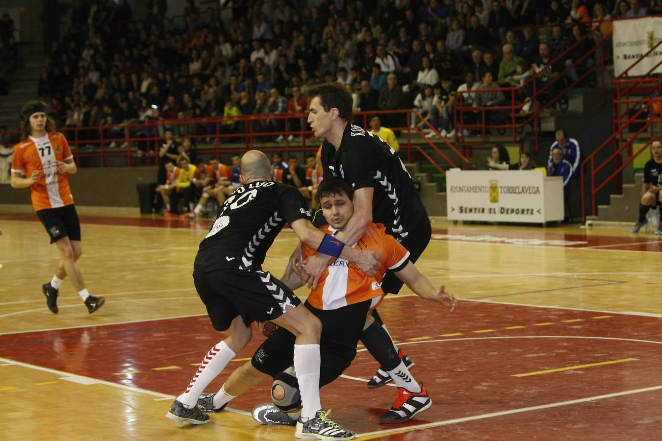 Fotos: Tablas entre Torrelavega (26-26) el derbi del balonmano cántabro