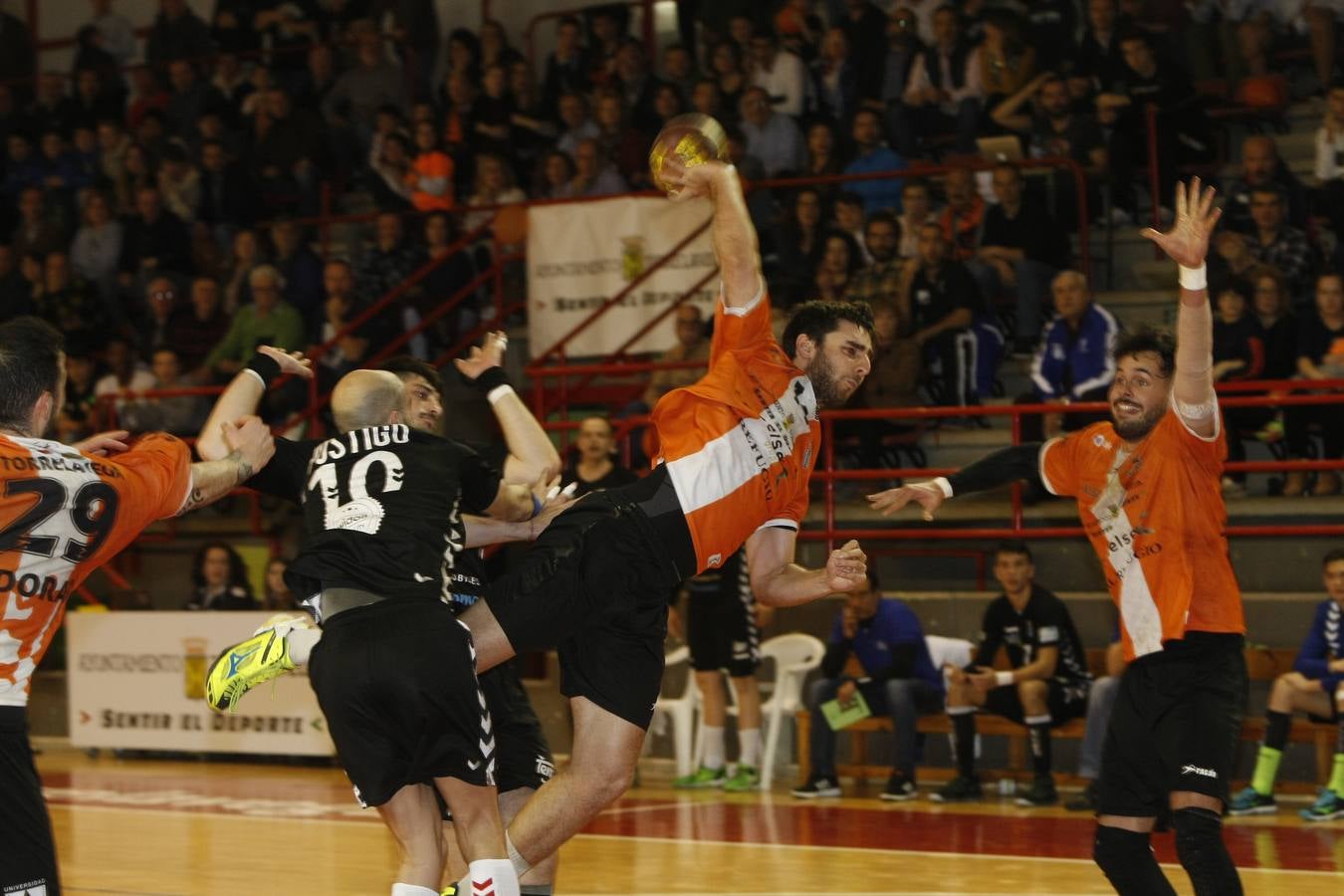 Fotos: Tablas entre Torrelavega (26-26) el derbi del balonmano cántabro