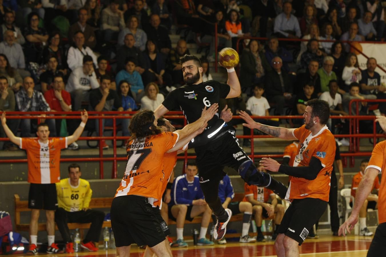 Fotos: Tablas entre Torrelavega (26-26) el derbi del balonmano cántabro