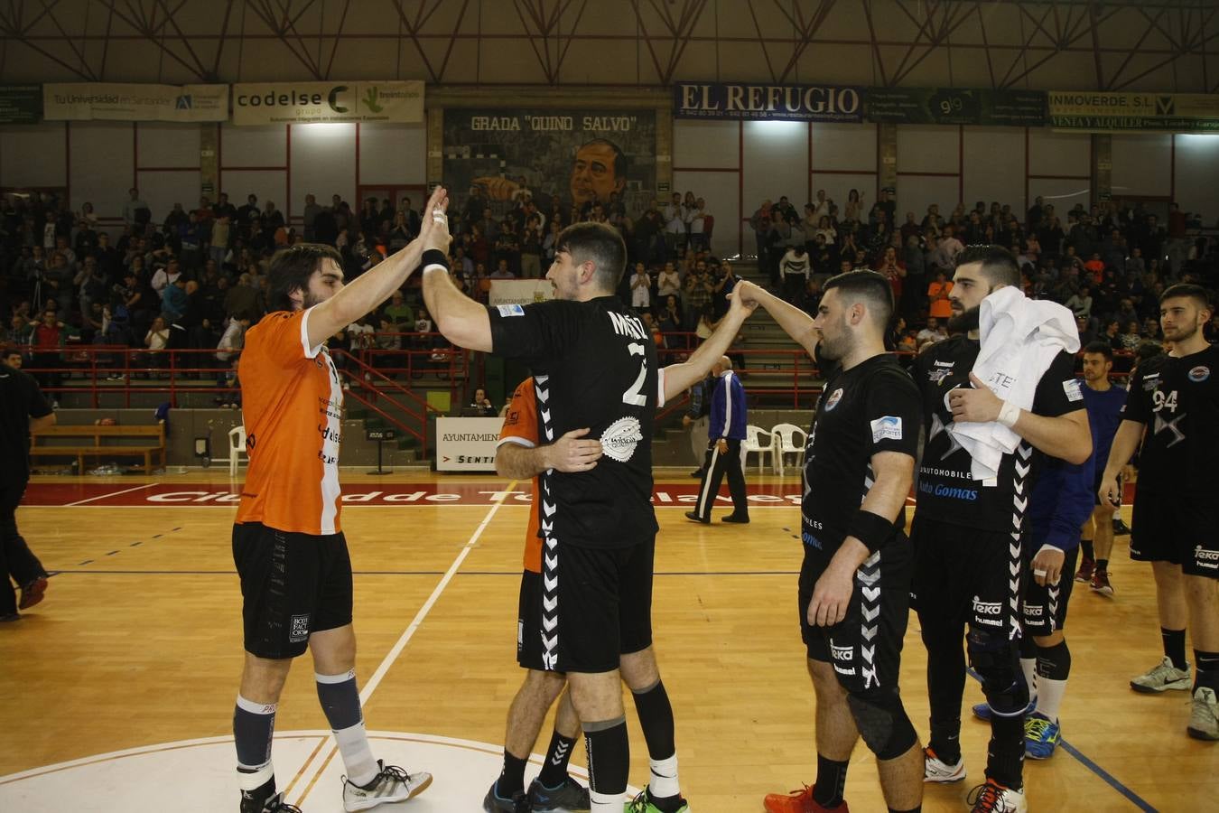 Fotos: Tablas entre Torrelavega (26-26) el derbi del balonmano cántabro