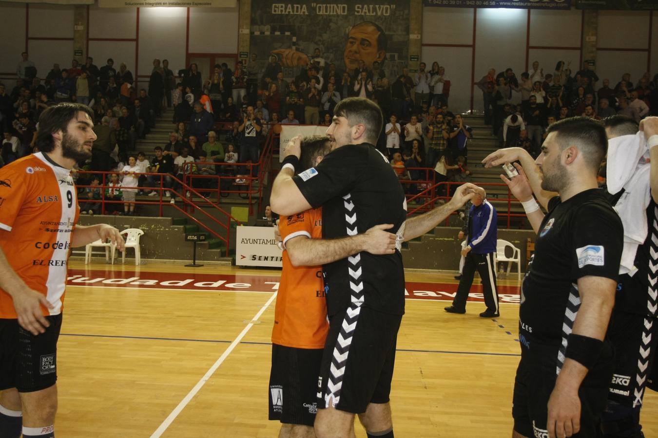 Fotos: Tablas entre Torrelavega (26-26) el derbi del balonmano cántabro